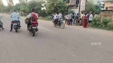 अतर्रा: अतर्रा में अज्ञात बाइक की टक्कर से स्कूटी सवार युवक गंभीर रूप से घायल, मेडिकल कॉलेज किया गया रेफर