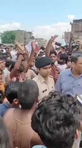 बहादुरगंज: बहादुरगंज में छात्रों का उग्र प्रदर्शन, डीडीसी की गाड़ी में तोड़फोड़, भारी पुलिस बल तैनात