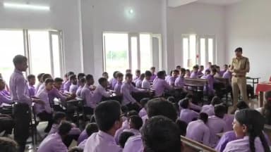 मंझनपुर: ओसा के श्री दुर्गा देवी इंटर कॉलेज में एसपी सत्यनारायण ने दिया जागरूकता संदेश, छात्र-छात्राओं को पढ़ाया सुरक्षा का पाठ