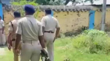 परबत्ता: परबत्ता पुलिस ने ढोल नगाड़ों के साथ डुमरिया बुजुर्ग गांव में हत्याकांड के आरोपी के घर इश्तेहार चिपकाया