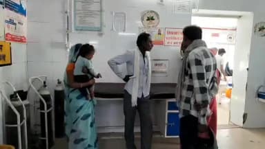 महोबा: करहरा कला में शराबी पति पर पत्नी ने बेरहमी से मारपीट का आरोप लगाया, पति जिला अस्पताल में भर्ती