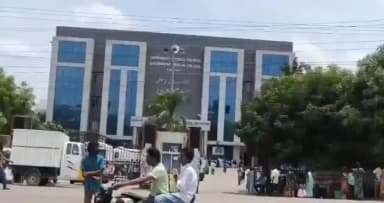 సిద్దిపేట అర్బన్: సిద్దిపేట ప్రభుత్వ జనరల్ ఆస్పత్రికి తీసుకువచ్చిన ఖైదీలు పోలీసుల కండ్లు కప్పి పరార్
