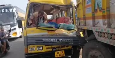 మేడ్చల్: ఎల్లంపేటలో లారీని డీ కొట్టిన స్కూల్ బస్సు