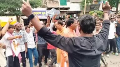 ज्ञानपुर: ज्ञानपुर में प्रदर्शन के दौरान भाजपा नेता पर हुआ हमला, गाड़ी में की गई तोड़फोड़