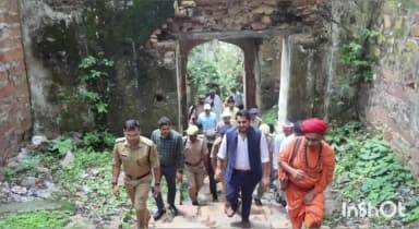 घोरावल: DM और SP ने विजयगढ़ दुर्ग, रामसरोवर का किया निरीक्षण, कांवड़ रोड पर 5 किलोमीटर तक होगी लाइटिंग व्यवस्था