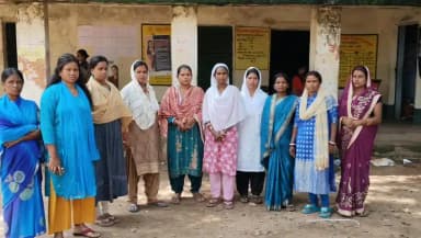 गोला: बनतारा की महिलाओं ने राजकीय प्राथमिक विद्यालय बनतारा को यथावत रखने की मांग की, मार्केट विस्तार के बहाने मर्ज का आरोप