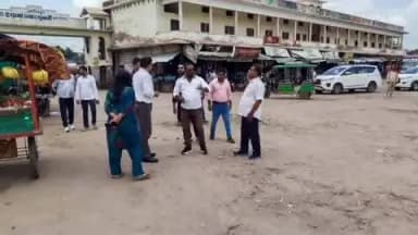 टीकमगढ़: न्यू बस स्टैंड: टीकमगढ़ में कलेक्टर ने किया निरीक्षण, गड्ढे भरने एवं साफ-सफाई के दिए निर्देश