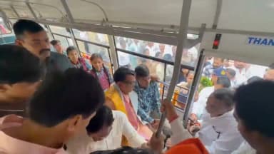 प्रभारी मंत्री एवं विधायक छात्र-छात्राओं के साथ बस में सवार होकर पहुंचे सांदीपनि विद्यालय
आगर मालवा,25 जुलाई 2026/ प्रदेश के अनुसूचित जाति कल्याण मंत्री तथा जिले के प्रभारी मंत्री श्री नागर सिंह चौहान, शनिवार को सर्किट हाउस आगर से विधायक श्री माधव सिंह गहलोत, कलेक्टर श्रीमती प्रीति यादव, जिला अध्यक्ष श्री ओम मालवीय एवं अन्य जनप्रतिनिधियों अधिकारियों तथा सांदीपनि विद्यालय के छात्र-छात्राओं के साथ सांदीपनि विद्यालय की बस में सवार होकर सांदीपनि विद्यालय के लोकार्पण समारोह में पहुंचे।
प्रभारी मंत्री ने स्कूल बस में सवार विद्यार्थियों से संवाद कर उपलब्ध शिक्षा सुविधाओं की जानकारी ली और उन्हें अच्छी मेहनत कर अच्छे अंक हासिल करने के लिए प्रेरित किया। प्रभारी मंत्री ने 11वीं कक्षा के विद्यार्थी श्री विजय कुशवाहा से बस में आत्मीय संवाद किया और छात्र विजय कुशवाहा को जन्मदिन की शुभकामनाएं भी दी।
CM Madhya Pradesh
Nagarsingh Chouhan
Jansampark Madhya Pradesh
Schedule Caste Welfare Department, Madhya Pradesh
Ujjain Commissioner
#agarmalwa