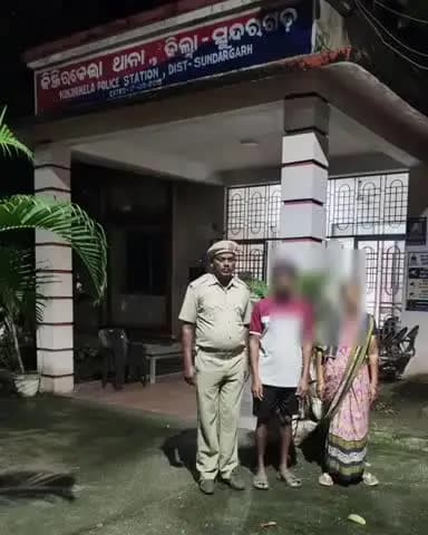 ସୁନ୍ଦରଗଡ: ପାଞ୍ଚ ମାସ ଧରି ନିଖୋଜ ଥିବା ଜଣେ ବ୍ୟକ୍ତି କିଞ୍ଜିର କେଲା ପୋଲିସ ଦ୍ବାରା ରାଉରକେଲା ଅଞ୍ଚଳରୁ ଉଦ୍ଧାର ଓ ତାଙ୍କ ପରିବାରଙ୍କୁ ହସ୍ତାନ୍ତର