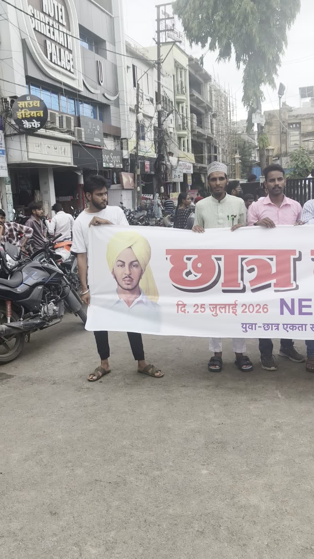 #उज्जैन में #युवा_छात्र_एकता_संघर्ष_समिति के बैनर तले आज #Neet छात्रों को न्याय दिलाने और शिक्षा मंत्री #धर्मेंद्र_प्रधान के इस्तीफे की मांग को लेकर छात्र न्याय यात्रा का आयोजन किया गया।