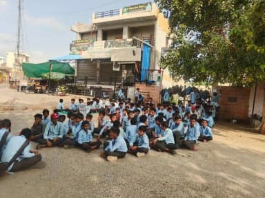 ਮਾਨਸਾ: सरकारी स्कूलों में शिक्षक कमी से बिगड़ी पढ़ाई, अभिभावकों ने जताया बड़ा गुस्सा