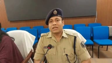वैशाली जिला प्रशासन की पहल— संवाद, विश्वास और कानून का सम्मान। 🤝
NEET पेपर लीक मामले को लेकर संभावित छात्र प्रदर्शन के मद्देनज़र जिला प्रशासन एवं पुलिस प्रशासन ने छात्र-छात्राओं, छात्र प्रतिनिधियों, कोचिंग संचालकों और अभिभावकों के साथ सकारात्मक संवाद किया। सभी से लोकतांत्रिक एवं शांतिपूर्ण तरीके से अपनी बात रखने तथा कानून-व्यवस्था बनाए रखने की अपील की गई।
जिला पदाधिकारी श्रीमती वर्षा सिंह एवं पुलिस अधीक्षक श्री शुभांक मिश्रा ने स्पष्ट किया कि शांतिपूर्ण अभिव्यक्ति सभी का अधिकार है, लेकिन सार्वजनिक व्यवस्था भंग करने वालों के विरुद्ध विधिसम्मत कार्रवाई होगी। प्रशासन ने बताया कि संवाद के बाद प्रस्तावित प्रदर्शन वापस ले लिया गया है। जिले में CCTV, ड्रोन और वीडियो निगरानी के साथ सुरक्षा व्यवस्था पूरी तरह सतर्क है।
संवाद से समाधान, कानून का सम्मान और युवाओं का उज्ज्वल भविष्य—यही हमारी प्राथमिकता है।
Information & Public Relations Department, Government of Bihar
Home Department, Govt. of Bihar
#Vaishali #DistrictAdministration #StudentDialogue #Peace #LawAndOrder #Bihar