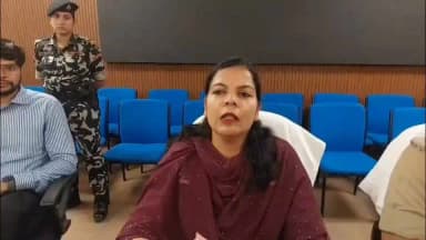 वैशाली जिला प्रशासन की पहल— संवाद, विश्वास और कानून का सम्मान। 🤝
NEET पेपर लीक मामले को लेकर संभावित छात्र प्रदर्शन के मद्देनज़र जिला प्रशासन एवं पुलिस प्रशासन ने छात्र-छात्राओं, छात्र प्रतिनिधियों, कोचिंग संचालकों और अभिभावकों के साथ सकारात्मक संवाद किया। सभी से लोकतांत्रिक एवं शांतिपूर्ण तरीके से अपनी बात रखने तथा कानून-व्यवस्था बनाए रखने की अपील की गई।
जिला पदाधिकारी श्रीमती वर्षा सिंह एवं पुलिस अधीक्षक श्री शुभांक मिश्रा ने स्पष्ट किया कि शांतिपूर्ण अभिव्यक्ति सभी का अधिकार है, लेकिन सार्वजनिक व्यवस्था भंग करने वालों के विरुद्ध विधिसम्मत कार्रवाई होगी। प्रशासन ने बताया कि संवाद के बाद प्रस्तावित प्रदर्शन वापस ले लिया गया है। जिले में CCTV, ड्रोन और वीडियो निगरानी के साथ सुरक्षा व्यवस्था पूरी तरह सतर्क है।
संवाद से समाधान, कानून का सम्मान और युवाओं का उज्ज्वल भविष्य—यही हमारी प्राथमिकता है।
Information & Public Relations Department, Government of Bihar
Home Department, Govt. of Bihar
#Vaishali #DistrictAdministration #StudentDialogue #Peace #LawAndOrder #Bihar