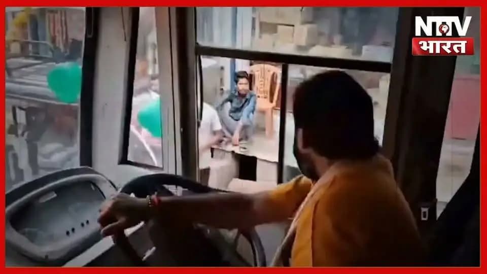 महोबा: मंत्री का काफिला रोकने वाले बाहुबली MLA गुड्डू भइया का ड्राइवर अवतार! अयोध्या के लिए सवारी भरते हुए वायरल...
#mahoba95 #charkhari #BrijbhushanRajput #GudduBhaiya #MLA #ViralVideo Brijbhushan Rajput Brij Bhushan Rajput #followers Dharmendra Kumar
