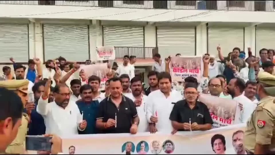 मंझनपुर: कांग्रेसियों ने निकला कैंडल मार्च #tennewsnation #10newsnation #UPNews #BreakingNews #Protest #Congress