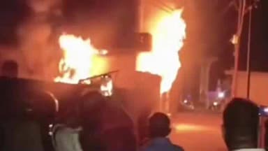 तिलहर: देर रात नगर के मौजमपुर मोहल्ले में घर के अंदर लगी भीषण आग, सिलेंडर फटने से गिरी दीवार, कड़ी मशक्कत के बाद पाया गया काबू