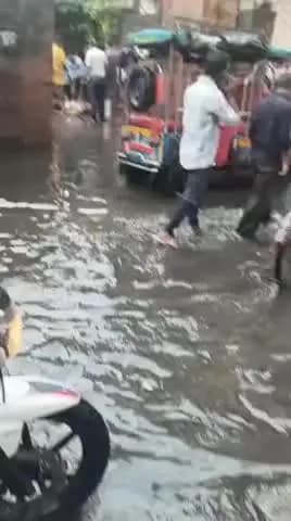 मुरादाबाद: मझोला थाना क्षेत्र में बिजली विभाग की लापरवाही से बिजली करंट की चपेट में आए दो मिनी मेट्रो चालकों की हुई मौत