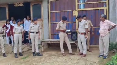 कुदरा: डेरवां में हत्या व मारपीट मामले के फरार आरोपियों के घर पुलिस ने इश्तिहार चस्पा किया, दो ने किया सरेंडर