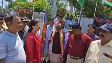 🇮🇳 कारगिल के अमर वीरों को शत्-शत् नमन 🇮🇳
"आज हम जिस सुरक्षित वातावरण में अपने परिवारों के साथ जीवन व्यतीत कर रहे हैं, वह हमारे वीर सैनिकों एवं शहीदों के सर्वोच्च बलिदान का ही परिणाम है। उनका त्याग, पराक्रम एवं राष्ट्रभक्ति सदैव देशवासियों को राष्ट्रसेवा एवं कर्तव्यनिष्ठा के लिए प्रेरित करती रहेगी।" — जिला पदाधिकारी, जहानाबाद
कारगिल दिवस के अवसर पर कारगिल चौक स्थित शहीद स्मारक पर जिला प्रशासन द्वारा माल्यार्पण एवं श्रद्धांजलि अर्पित कर कारगिल युद्ध के अमर वीरों को नमन किया गया। इस अवसर पर पूर्व सैनिकों, सैनिक कल्याण कार्यालय के सैनिकों तथा जिला प्रशासन के अधिकारियों ने राष्ट्रगान के साथ वीर शहीदों के प्रति अपनी कृतज्ञता व्यक्त की।
शौर्य • त्याग • समर्पण — कारगिल की अमर गाथा।
#KargilVijayDiwas #SaluteToHeroes #RememberTheBrave
#जिला_प्रशासन_जहानाबाद JaiHind 🇮🇳