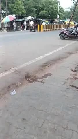सादाबाद से जलेसर मार्ग पर यह नाले का कचरा डला हुआ है यहां काफी गंदगी हो रखी है नगर पालिका की टीम कचरा उठा सके सादाबाद