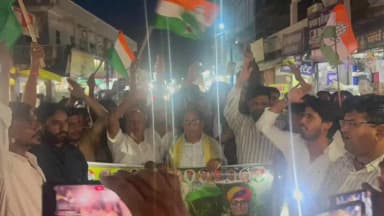 गंगापुर: गंगापुर सिटी के महात्मा गांधी पार्क से कांग्रेस ने शिक्षा मंत्री के इस्तीफे पर विजय मार्च निकाला, युवाओं की जीत बताया