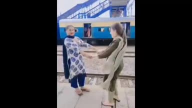 फरीदाबाद: फरीदाबाद रेलवे प्लेटफॉर्म पर रील बनाना किन्नरों को पड़ा भारी, जीआरपी की चेतावनी के बाद माफी मांगकर बोले- दोबारा नहीं