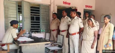 कुमारखंड: कुमारखंड थाने में ग्रामीण पुलिस का साप्ताहिक परेड, चौकसी बरतने के निर्देश
