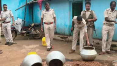कोलेबिरा: कोलेबिरा में अवैध शराब के खिलाफ संयुक्त छापेमारी, 800 किलो जावा महुआ नष्ट