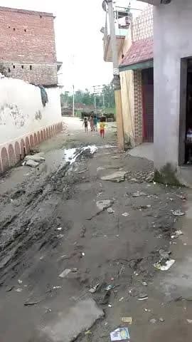 purani behtarin ka yah road hai Jara sa ismein koi sunvaee nahin ho rahi hai Pradhan Gaur kar raha hai