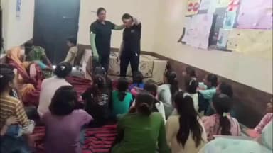 धौलपुर: कसौटी खेड़ा में बालिकाओं को आत्मरक्षा का प्रशिक्षण दिया गया