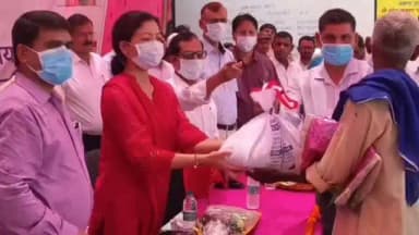 💪"टीबी हारेगा, जहानाबाद जीतेगा" का संकल्प हुआ और मजबूत!
📍 पंचायत विकास दिवस के अवसर पर जिला पदाधिकारी श्रीमती छिरिङ वाई भूटिया ने ग्राम पंचायत सुरंगापुर भवानीचक से टीबी मुक्त भारत अभियान के तहत 27 न्यूट्रीशन किट वितरित कर किया शुभारंभ।
✅ जिलेभर में 628 टीबी मरीजों एवं 269 MAM/SAM बच्चों के बीच कुल 897 न्यूट्रीशन किट का वितरण।
🤝 जिला प्रशासन, जहानाबाद एवं अल्केम लेबोरेट्रीज़ के सहयोग से अगले 6 माह तक 5382 यूट्रीशन किट उपलब्ध कराए जाएंगे।
🔍 अब तक जिले में 82,178 लोगों की टीबी स्क्रीनिंग कर समय पर उपचार एवं पोषण सहायता सुनिश्चित की जा रही है।
पोषण, उपचार और जनसहभागिता के साथ टीबी मुक्त भारत के साथ साथ टीबी मुक्त जहानाबाद का संकल्प हुआ और अधिक सुदृढ़।
#टीबी_हारेगा_जहानाबाद_जीतेगा #TBMuktBharat #PanchayatVikasDiwas #ViksitBharatSamriddhBihar #Jehanabad DistrictAdministrationJehanabad