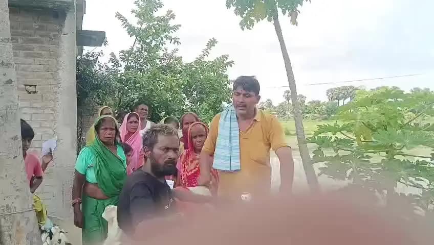 yah Sarkar Garib Virodhi hai Aur garibon Ka ration Katkar use Pareshan karna chah rahi hai
