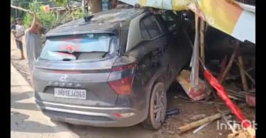 बरवाडीह: दुबियाखाड़ के समीप बड़ा हादसा टला, अनियंत्रित क्रेटा कार होटल में घुसी