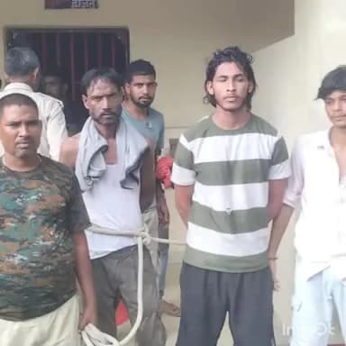 नरपतगंज: नाथपुर में मवेशी चोरी से पूर्व चाकू लेकर दहशत फैलाने के आरोप में ग्रामीणों ने चार युवकों को पकड़कर पुलिस को सुपुर्द किया