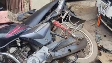 हरदा: गणेश मंदिर के पास अनियंत्रित कार ने खड़ी बाइक को रौंदा, दुकान के शटर में जा घुसी; मचा हड़कंप