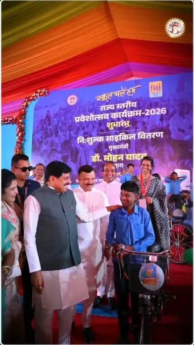 ➡️मां नर्मदा की सेवा, पर्यावरण का संरक्षण और परिक्रमावासियों की सुविधा—इन्हीं संकल्पों के साथ नर्मदापुरम में "नमो नर्मदा सेवा पथ अभियान" का शुभारंभ हुआ।
➡️दादा गुरु के सानिध्य एवं कलेक्टर श्री सोमेश मिश्रा के नेतृत्व में शुरू हुए इस अभियान के अंतर्गत नर्मदा परिक्रमा मार्ग पर 51,700 छायादार एवं फलदार पौधे लगाए जाएंगे, जिससे एक हरित कॉरिडोर विकसित होगा और परिक्रमावासियों को स्वच्छ, सुरक्षित एवं सुविधायुक्त यात्रा का अनुभव मिलेगा।
➡️अभियान के तहत पौधरोपण के साथ-साथ भोजन, विश्राम, स्वच्छ पेयजल, आश्रय स्थल और अन्य मूलभूत सुविधाओं का भी विस्तार किया जाएगा। जनभागीदारी के माध्यम से "आस्था से सेवा" के इस संकल्प को जन-जन का अभियान बनाया जाएगा।
Jansampark Madhya Pradesh #narmadapuram #jansamparkmp #madhyapradesh