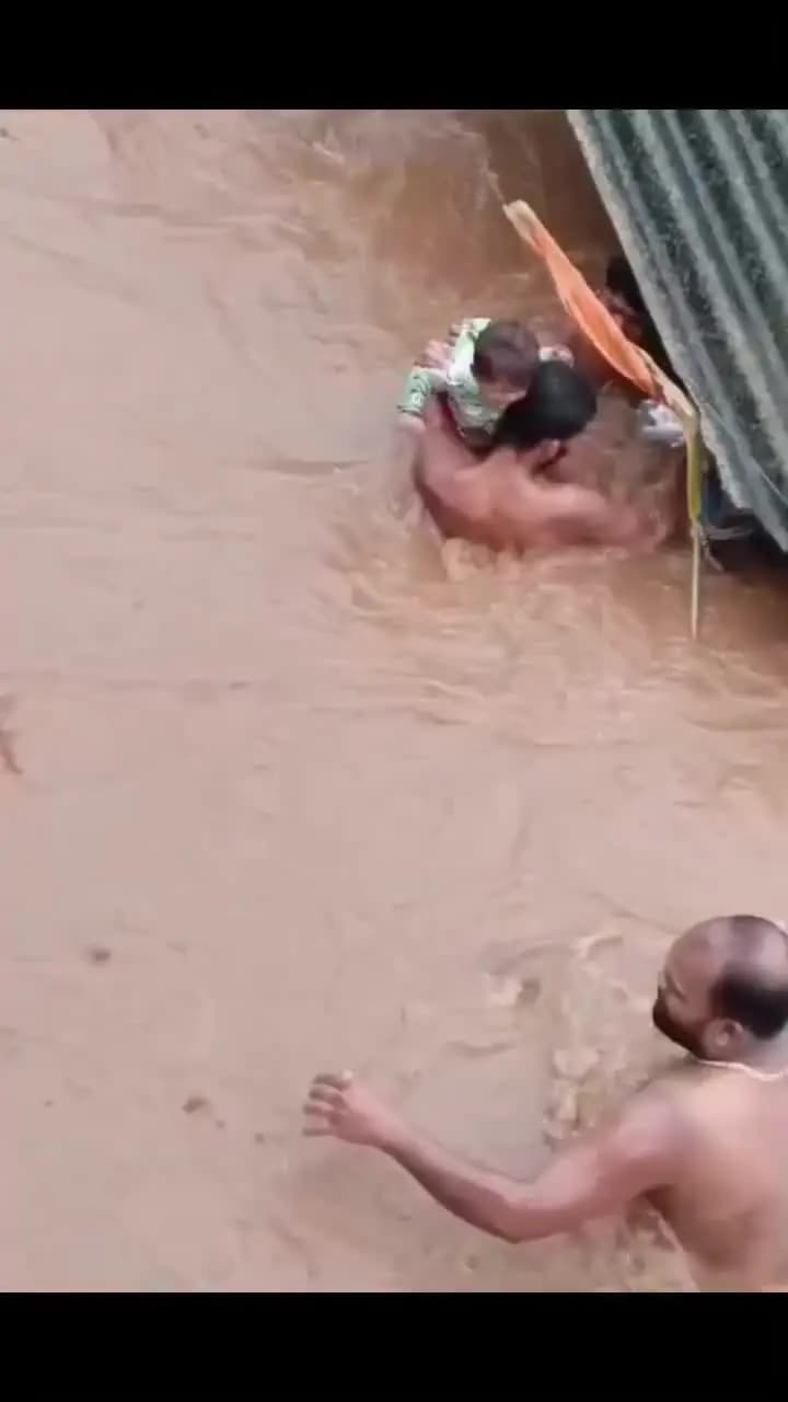 गुजरात के वलसाड जिले के उमरगाम में भीषण बाढ़ के बीच इंसानियत की मिसाल देखने को मिली। टिंबी गांव के कुछ बहादुर युवकों ने