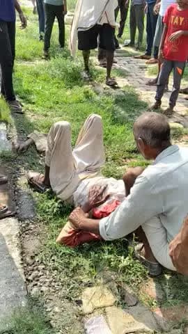 ट्रेन में ज्यादा भीड़ के कारण ट्रेन से नीचे गिर गए तभी उनका हाथ काटने पर उने अस्पताल अकबरपुर से कानपुर हैयलट के लिए मृत्