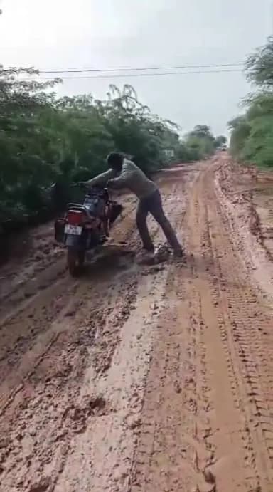 कल्याणपुर: कनाना-मेली मार्ग पर बजरी डंपरों से सड़क की हालत खस्ता, बारिश में बनी दलदल