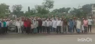 बंजरिया: सिंघिया कब्रिस्तान में नाला का गंदा पानी जाने से नाराज ग्रामीणों ने सोमवार को सड़क किनारे शव रखकर किया प्रदर्शन