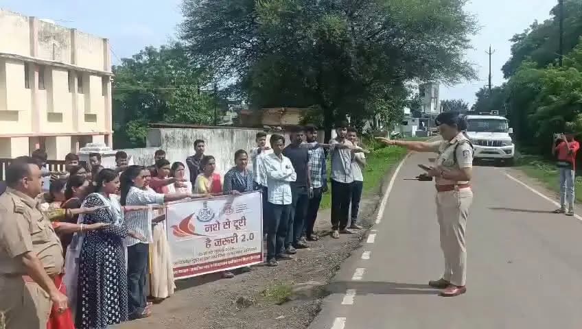 नशे से दूरी है जरूरी 2.0 अभियान के अंतर्गत पिछड़ा वर्ग पोस्ट मैट्रिक बालक छात्रावास छिंदवाड़ा के सामने एकता परिसर छिंदवाड़ा पहुंच कर आम जनता को नशे के दुष्प्रभाव एवं इससे होने वाली हानियों के बारे में जागरूक किया गया एवं नशा नहीं करने की शपथ दिलाई गई।
#NasheSeDooriHaiZaroori2.0
#NashaMuktBharat
#नशा_मुक्त_मध्यप्रदेश #NashaMuktChhindwara
#procwa #छिन्दवाड़ा
#JansamparkMP
Home Department of Madhya Pradesh
Chhindwara Police
Social Justice and Disabled Welfare Department ,Madhya Pradesh
Jansampark Madhya Pradesh