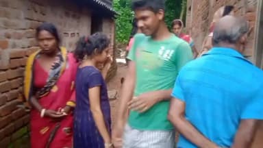 নয়াগ্রাম: ঘরের উপর বজ্রাঘাত,নয়াগ্রামের পূর্ব বাছুরখোঁয়াড় গ্রামে অল্পের জন্য প্রাণে বাঁচলেন পরিবারের সদস্যরা,হাসপাতালে চিকিৎসাধীন ১