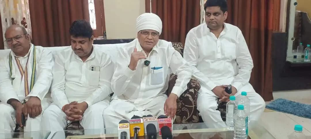 इंदरगढ़: कांग्रेस पार्टी के विधायक फूल सिंह बरैया ने कहा ने कहा कि मैं कॉकरोच पार्टी का करता हूं