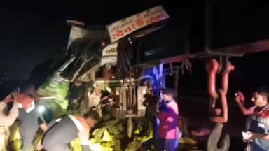 वल्लभनगर: वाना गांव के पास राष्ट्रीय राजमार्ग 48 पर दो ट्रेलरों की हुई जबरदस्त भिड़ंत, केबिन में फंसे चालक की हुई दर्दनाक मौत