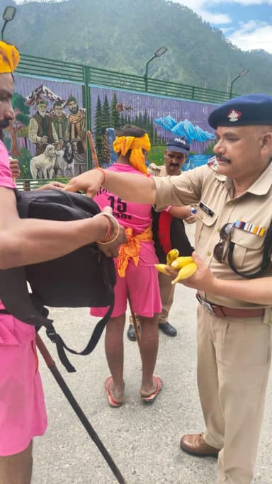 जोशियाड़ा: उत्तरकाशी पुलिस ने कांवड़ियों का किया अभिनंदन, बांटे फल और शीतल पेय