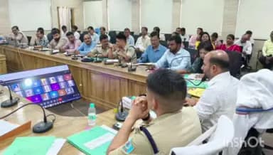 रामगढ़: उपायुक्त रामगढ़ ऋतुराज ने समाहरणालय सभाकक्ष में विभिन्न अधिनियमों के तहत कार्यों की समीक्षा बैठक की