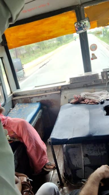 मेरे सरकारी बस आगे नहीं दे रहा है इसका कोई इंद्रा दूसरा तहसीलदार आए उसको मेरे बैठने दे रहा है बस सरकारी है बस तू रुको भी