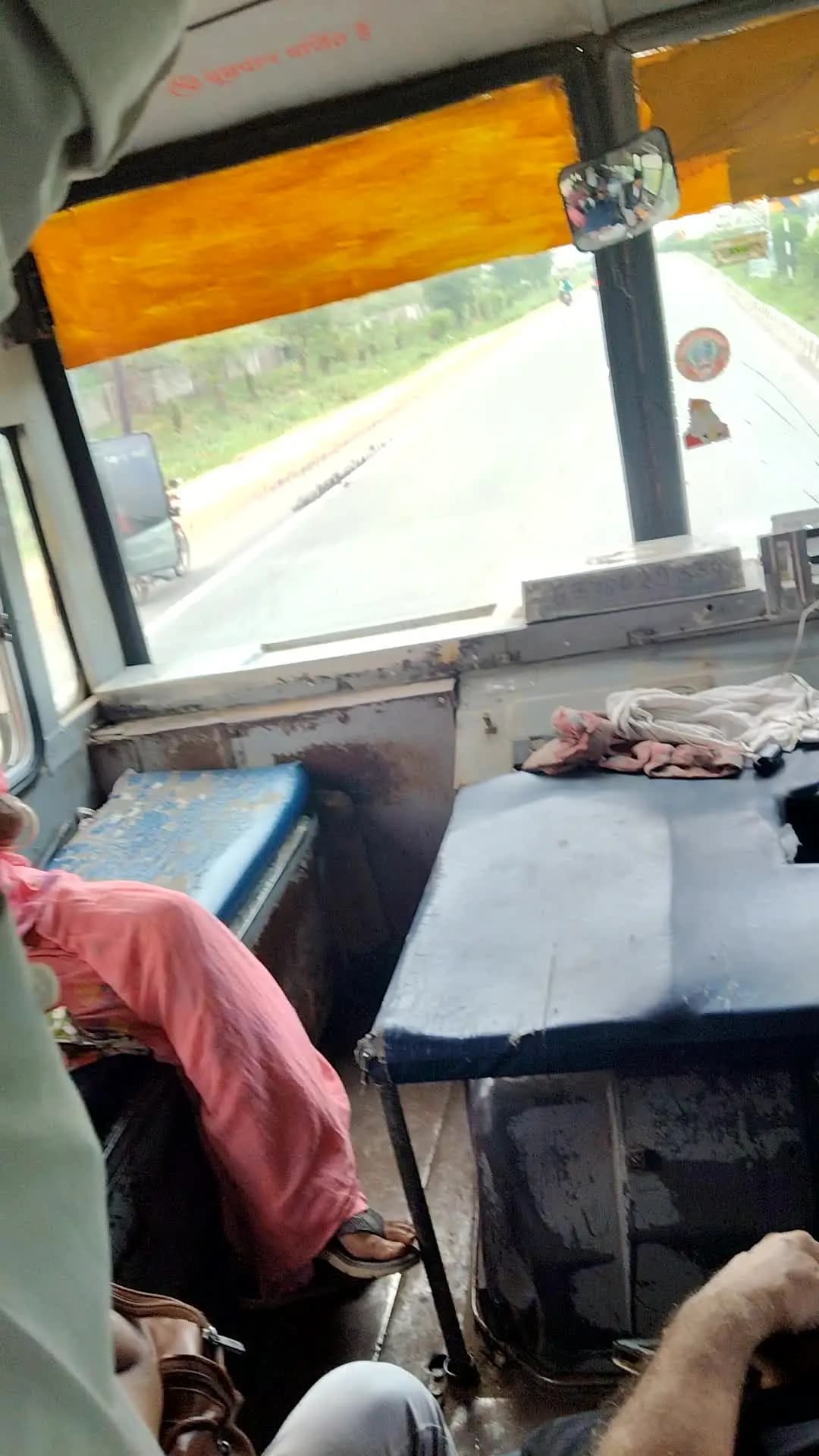 मेरे सरकारी बस आगे नहीं दे रहा है इसका कोई इंद्रा दूसरा तहसीलदार आए उसको मेरे बैठने दे रहा है बस सरकारी है बस तू रुको भी