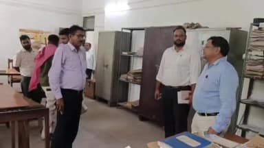 फूलपुर: फूलपुर तहसील में एसडीएम अशोक कुमार ने किया औचक निरीक्षण, अभिलेखों व कार्यालयीय व्यवस्थाओं का लिया जायजा