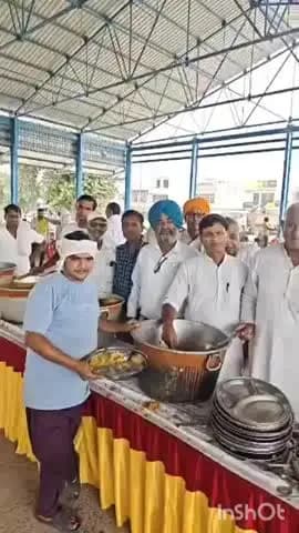 कैथल: व्यापारियों और मुनिमों ने मिलकर अनाज मंडी पुंडरी में लगाया भंडारा